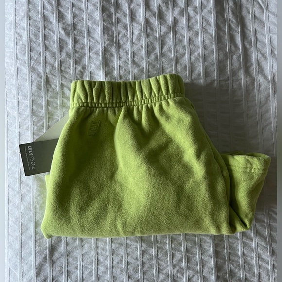 NEW WITH TAGS - Aritzia TNA Cozy Fleece Perfect High-Rise 3” Sweatshort Shorts - Picture 2 of 5